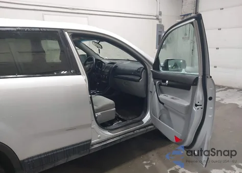 2011 Kia Sorento Lx z USA, uszkodzony, nr VIN 5XYKTCA10BG163690